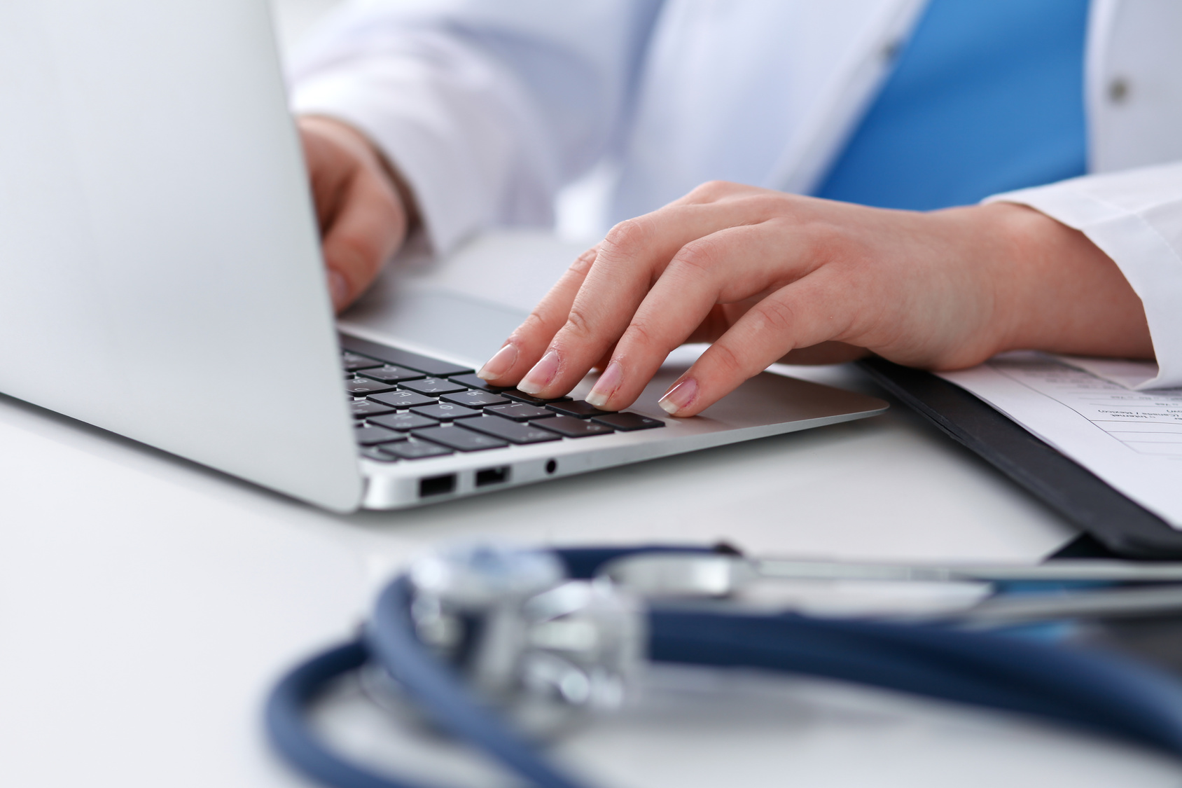 Gesundheit_Fotolia_143609233_m.jpg Mediziner/in arbeitet am Laptop