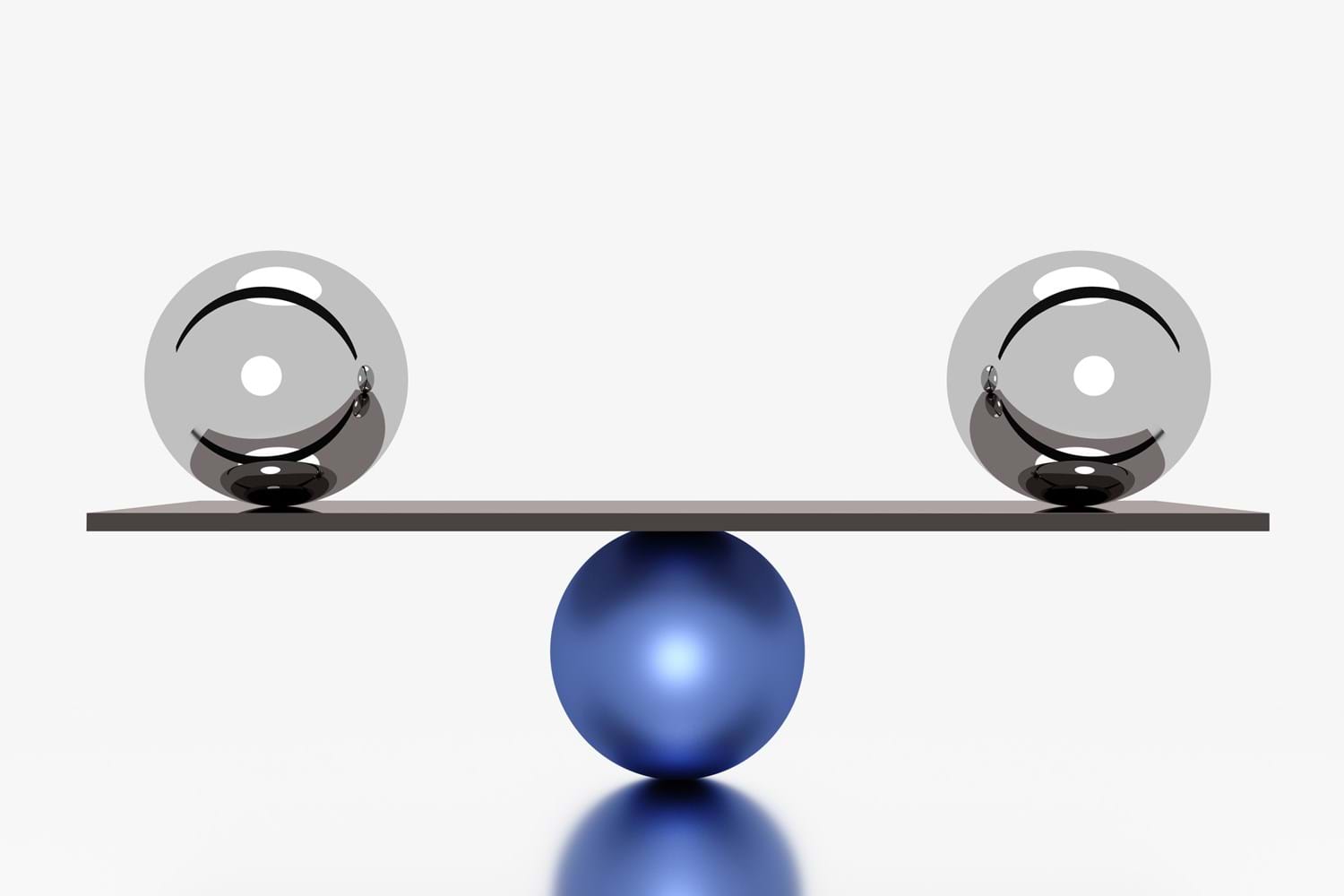 Zwei silberne Kugeln sind im Gleichgewicht auf einem Brett, das auf einer blauen Kugel gelagert ist.