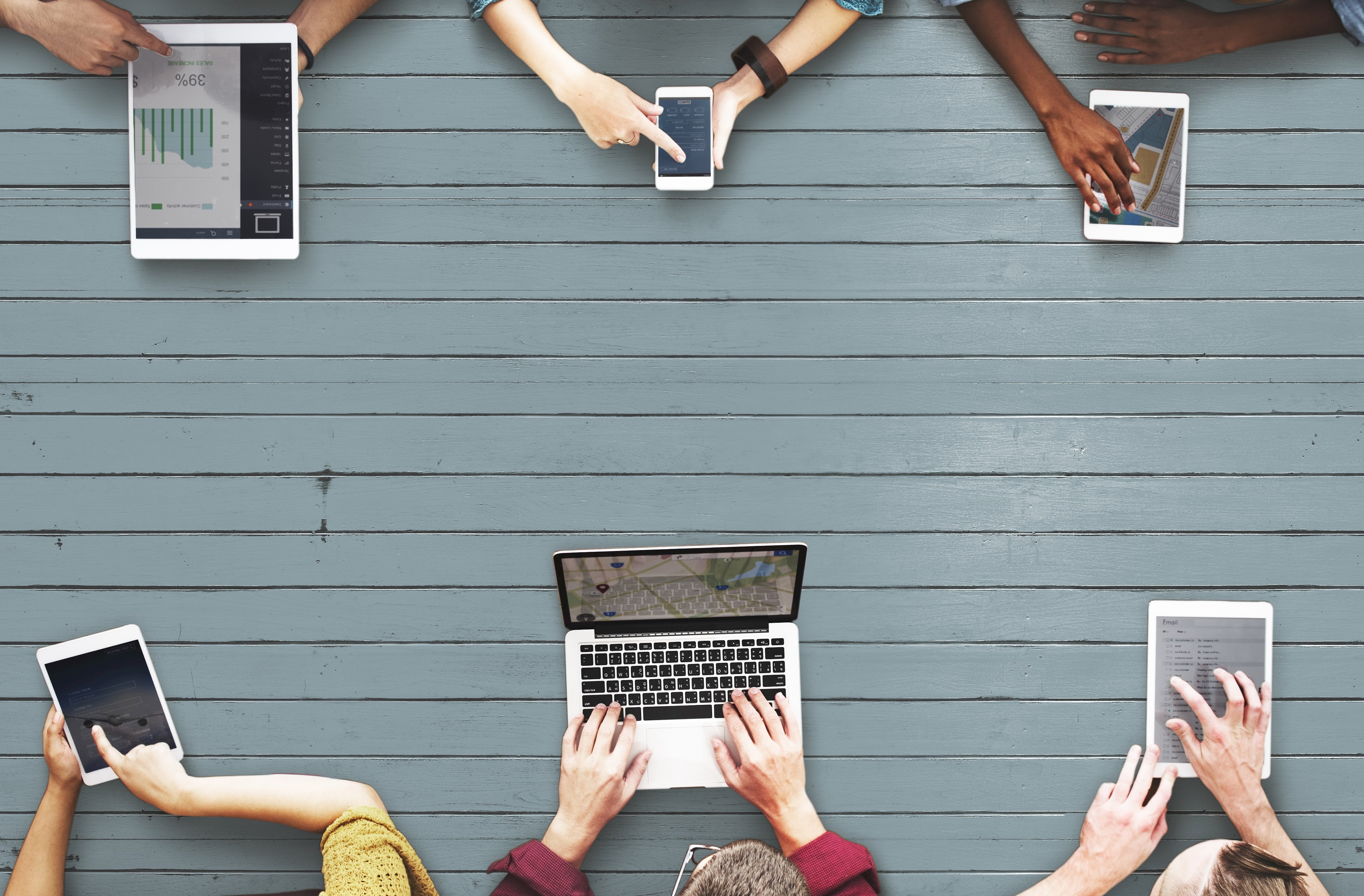 Handys und Laptops auf einem Tisch sind in Verwendung