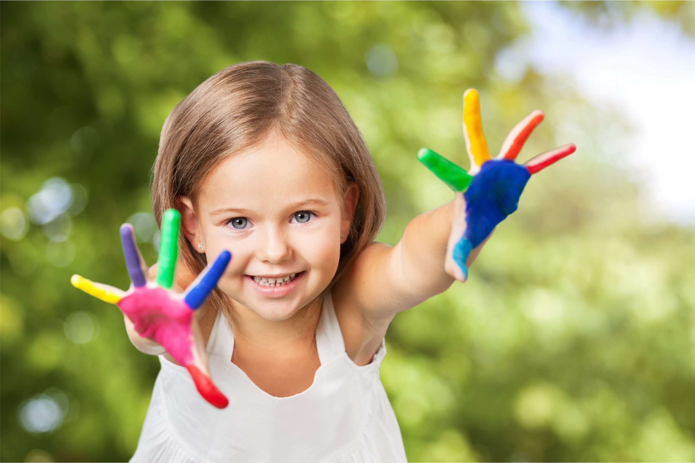 Kind mit bunt behalten Handflächen