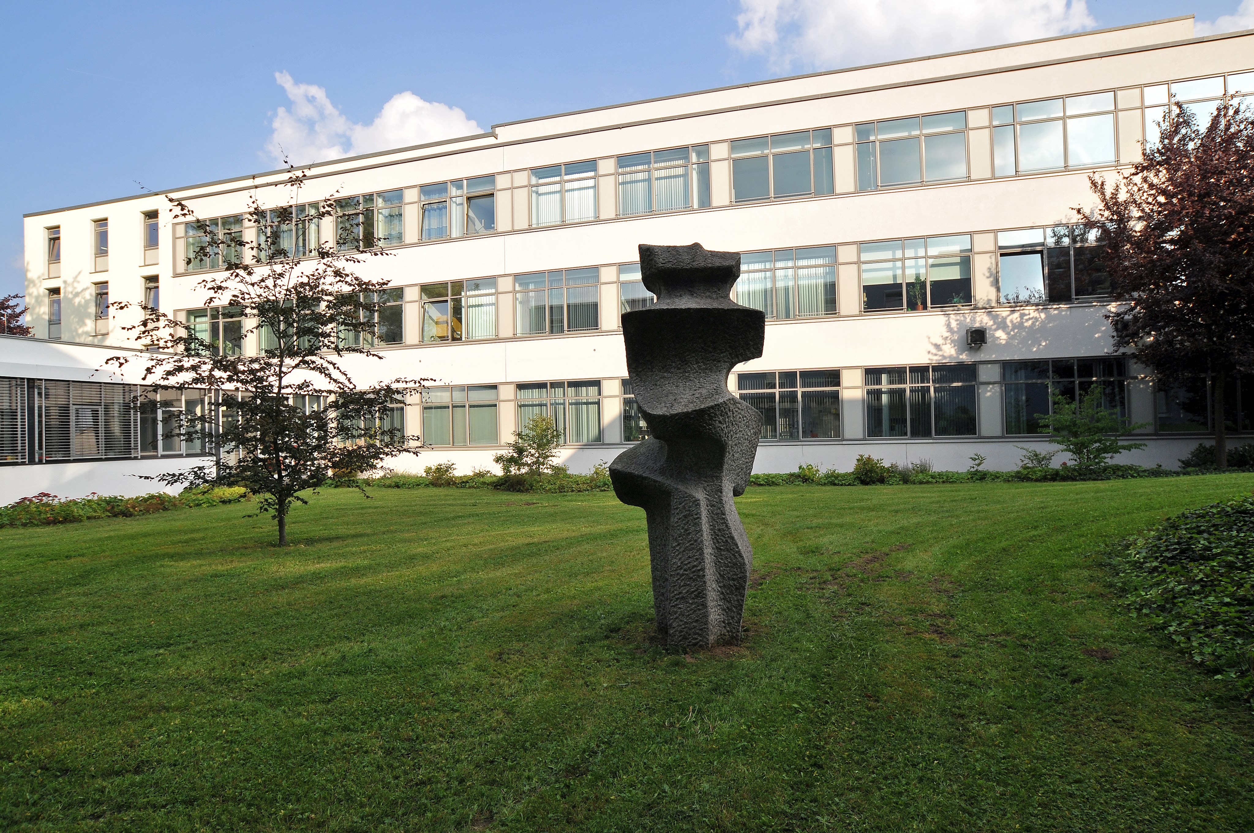 Gebäude und Statue des Bezirksklinikums in Regensburg