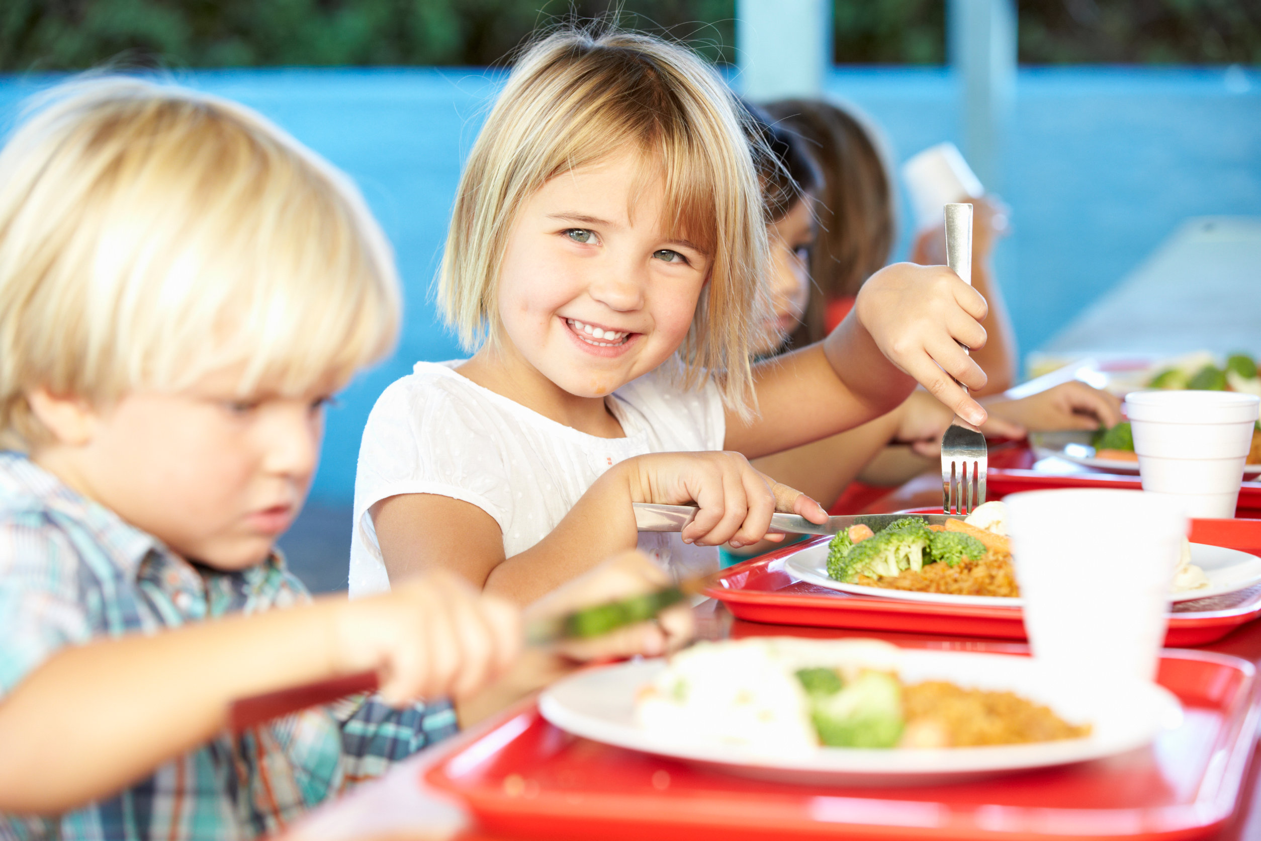 Gruppe von Kindern beim Mittagessen