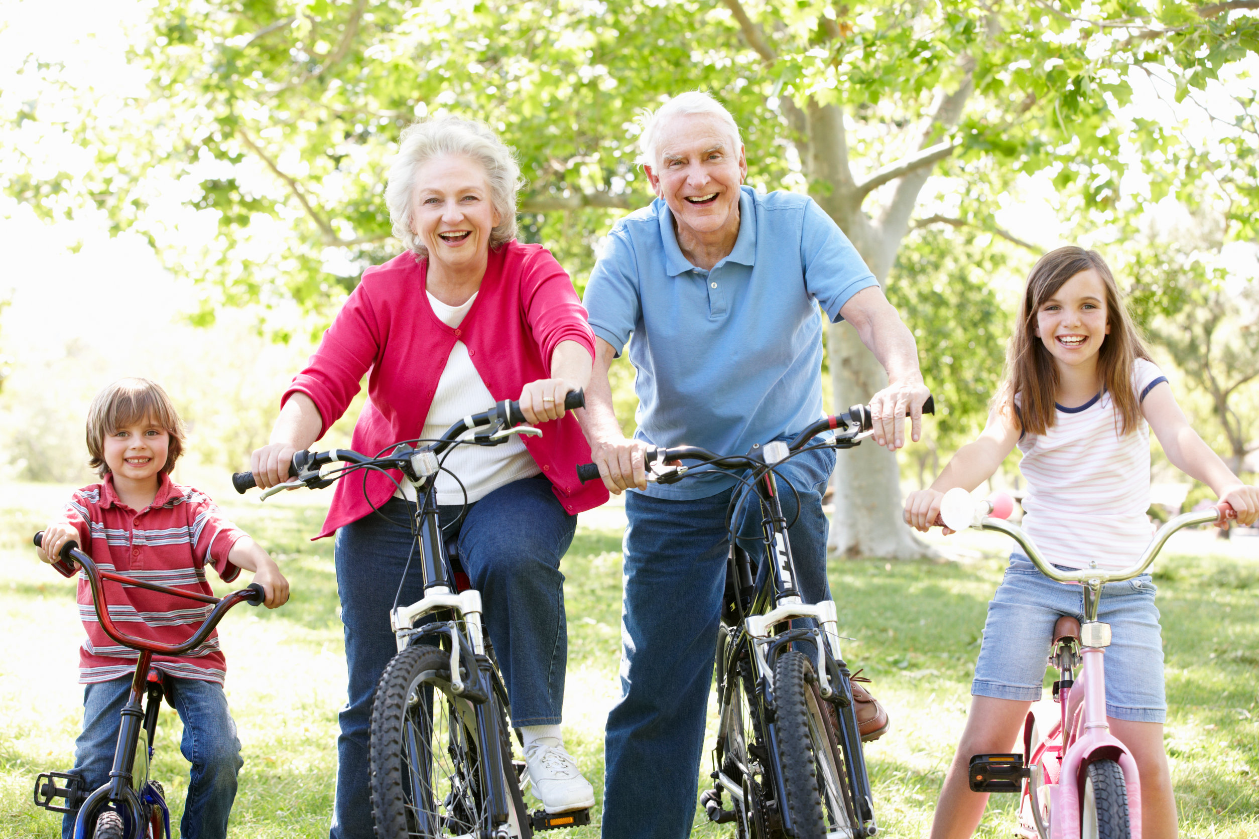 Grosseltern fahren mit zwei Enkeln Fahrrad
