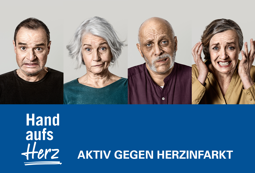 Vier Personen ziehen Grimassen als Kampagne Hand aufs Herz