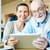Zwei Senioren schauen gemeinsam auf ein Tablet