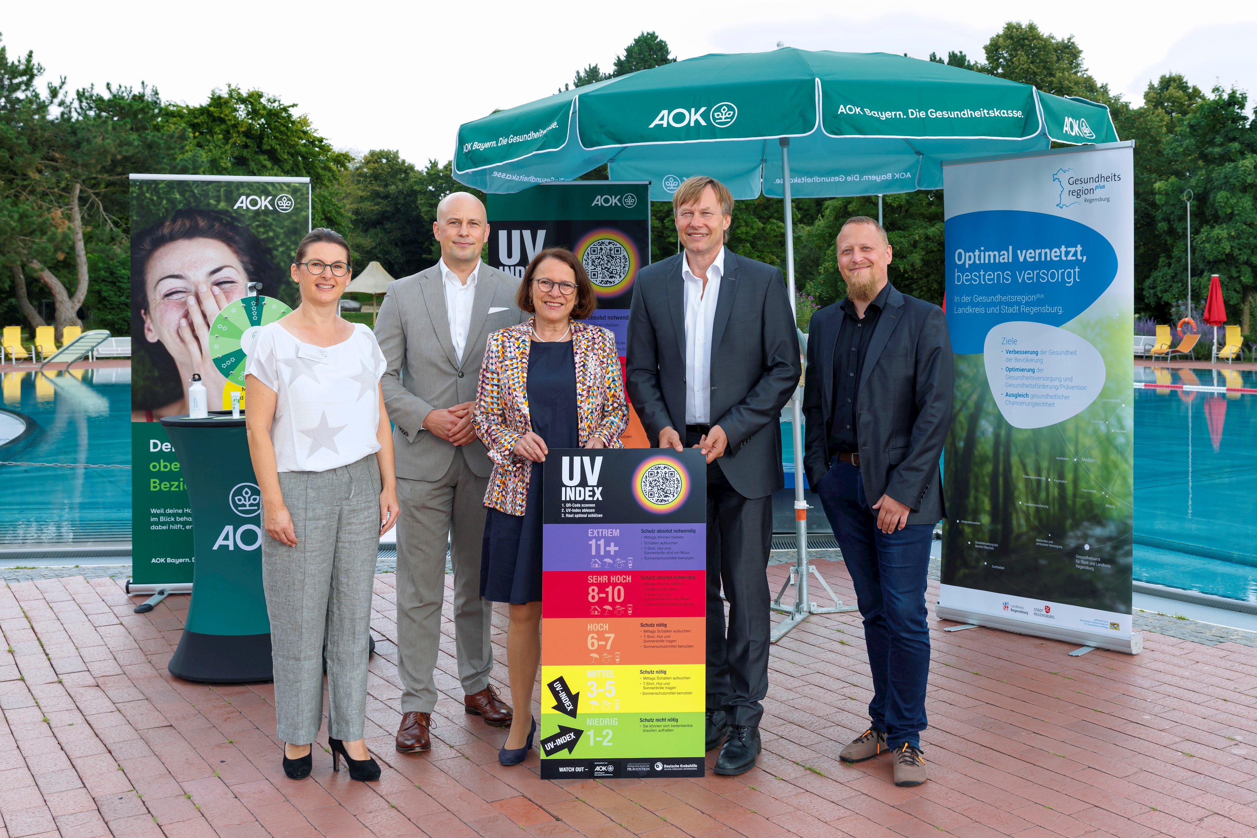 Übergabe der UV-Index-Tafel mit Oberbürgermeisterin