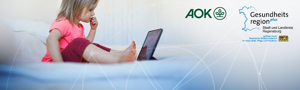 eveeno-banner 1000x300.jpg Kleines Mädchen sitzt alleine vor einem Tablet